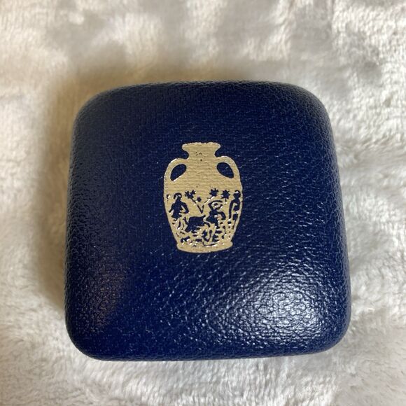Vintage Wedgwood Blue Jasperware Cameo Sterling Silver Pendant Necklace Box - Picture 5 of 7